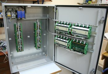 Настенный шкаф КП «Исеть» с открытой дверцей