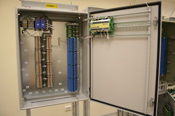 Настенный шкаф УСПИ «Исеть 2» с открытой дверцей